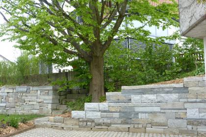 Gartengestaltung mit Stützmauer aus Recycling-Steinen