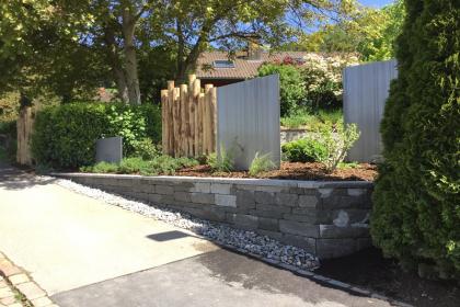 Gartengestaltung mit Sichtschutz aus Stahl und Naturholz