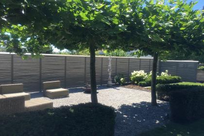 Gartengestaltung mit Sichtschutz aus Naturholz