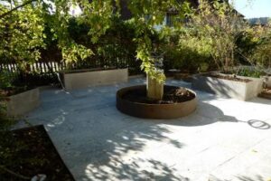10-10-1023-01 Gartengestaltung mit Beeteinfassung aus Metall