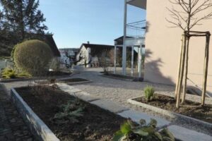 10-10-1031-01 Umgebung mit Kiesweg + Brunnen