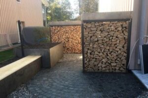 10-10-1036-01 Gartengestaltung mit Holzboden und Sichtschutz aus Stahl und Holz